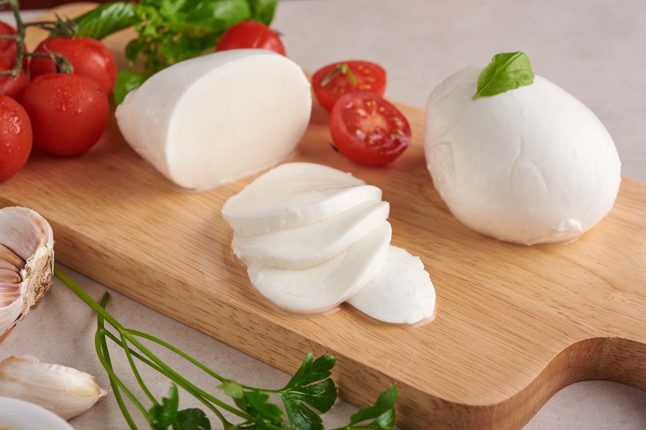 Mozzarella, ecco le 5 regole d'oro per gustarla al meglio: dalla