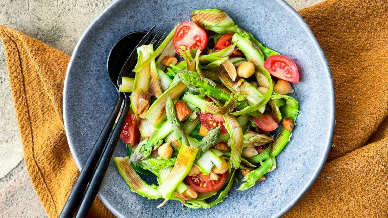 Insalata sfiziosa di asparagi, ceci, pomodorini e mandorle tostate: croccantezza top!