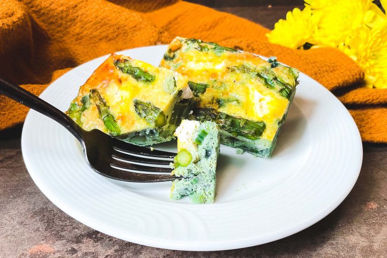 Frittata di asparagi, cipolle e ricotta al forno: un piatto vegetariano molto gustoso