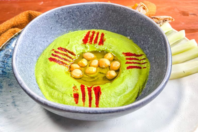 Hummus di ceci verdissimo, la ricetta primaverile con gli spinacini