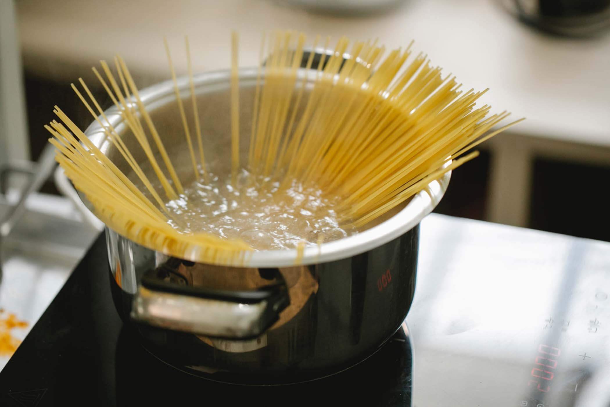 Pasta che sia al dente! La ricetta degli spaghettoni con clorofilla di spinaci