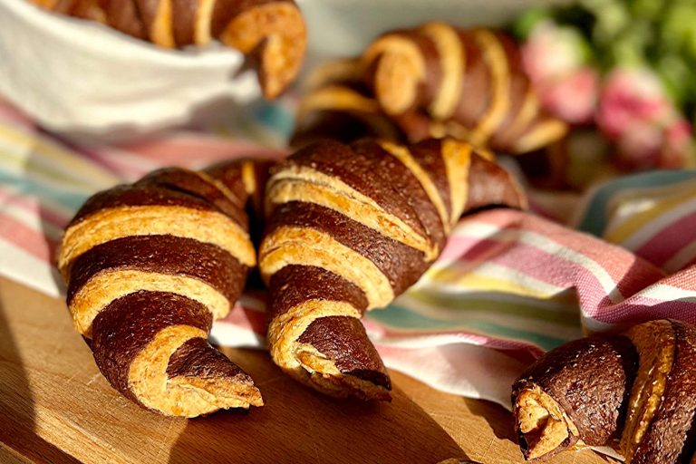 Croissant bicolore vegani, per una colazione sana e buona