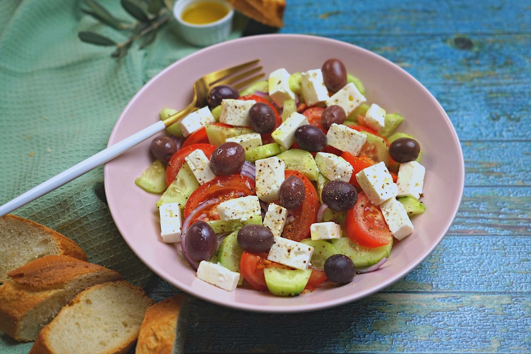 Insalata greca, la ricetta perfetta per un pranzo leggero MoltoFood
