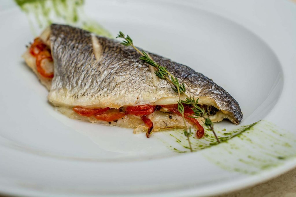 spigola, branzino, pesce, pomodoro