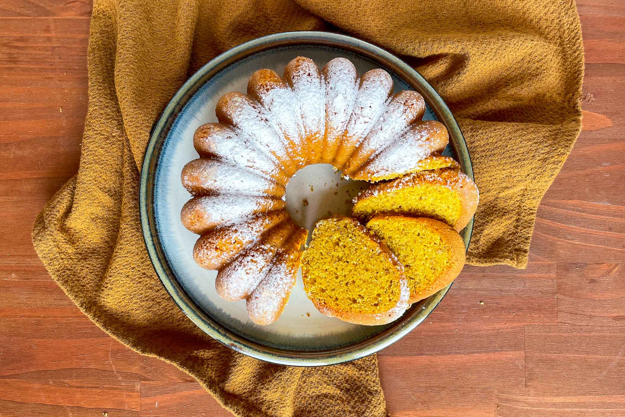 Torta di carote, mandorle e arancia: la ricetta facilissima, pronta in 10 minuti