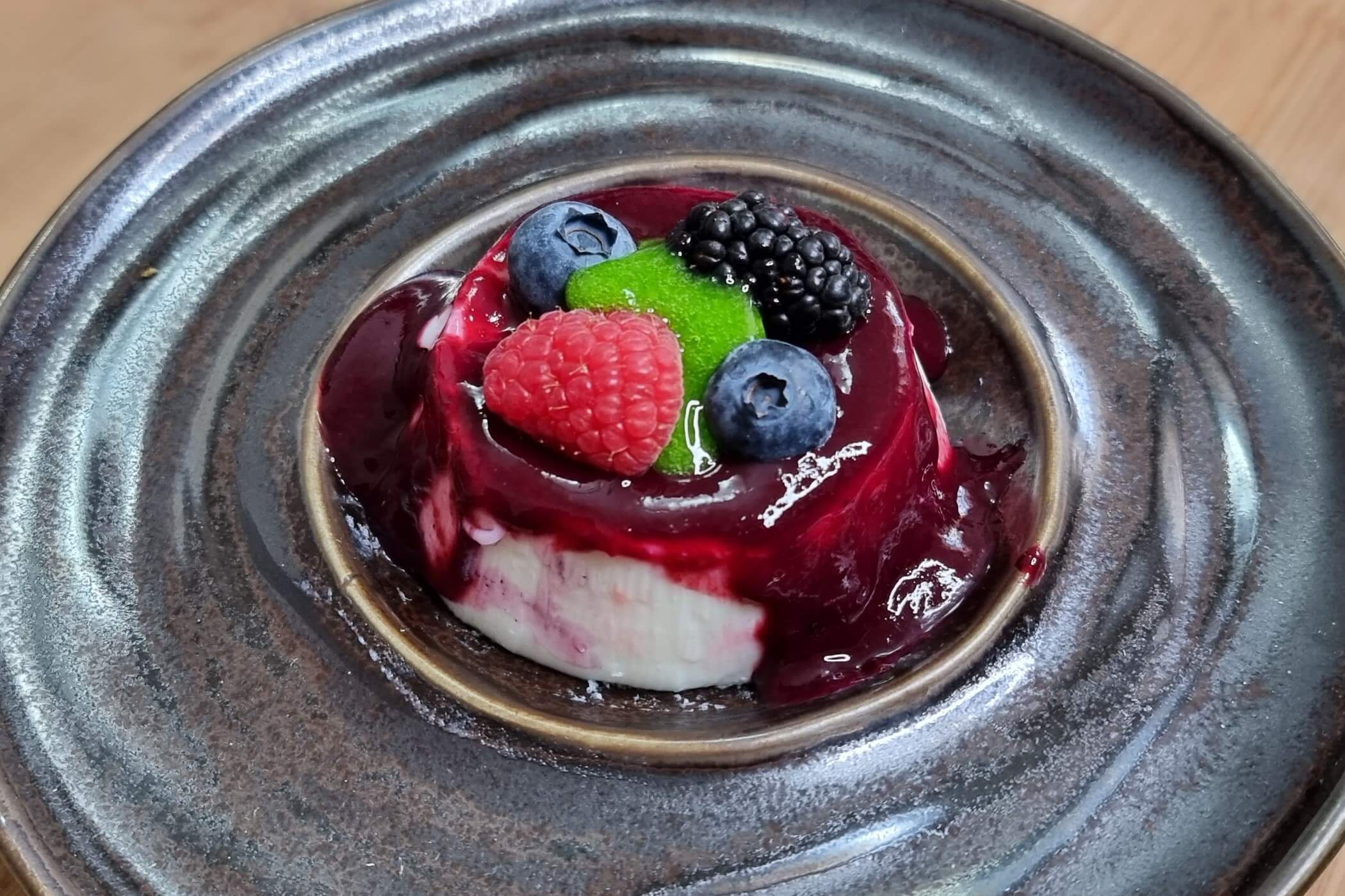 Panna cotta, la ricetta ai frutti di bosco o al pistacchio? MoltoFood