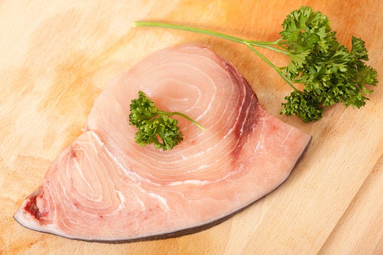 Lama di gusto dal fondo del mare: la ricetta del pesce spada al panko su vellutata di peperone rosso e frutti rossi