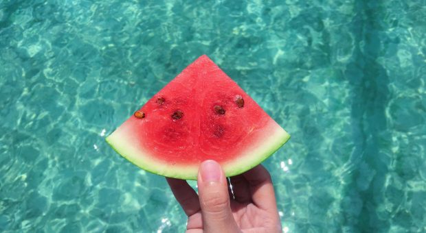 Dieta del Sole, 2 kg in una settimana e abbronzatura perfetta: i segreti (e il menù) del regime alimentare da "spiaggia"