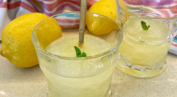 Granita al limone, fresca e sana: la ricetta perfetta per l estate