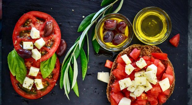 Dieta mediterranea riduce il rischio di Alzheimer e Parkinson fino al 13%. Ecco quali cibi scegliere