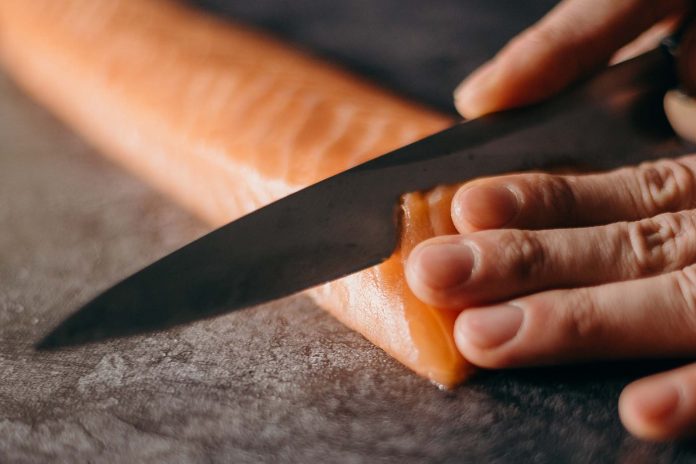 salmone, coltello