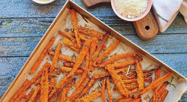 Stick di carote al forno: il contorno saporito, croccante e sano