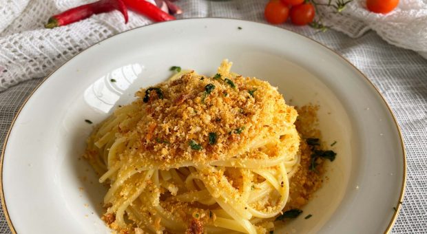 Pasta aglio e olio con peperoncino: gli spaghetti con granella croccante da provare