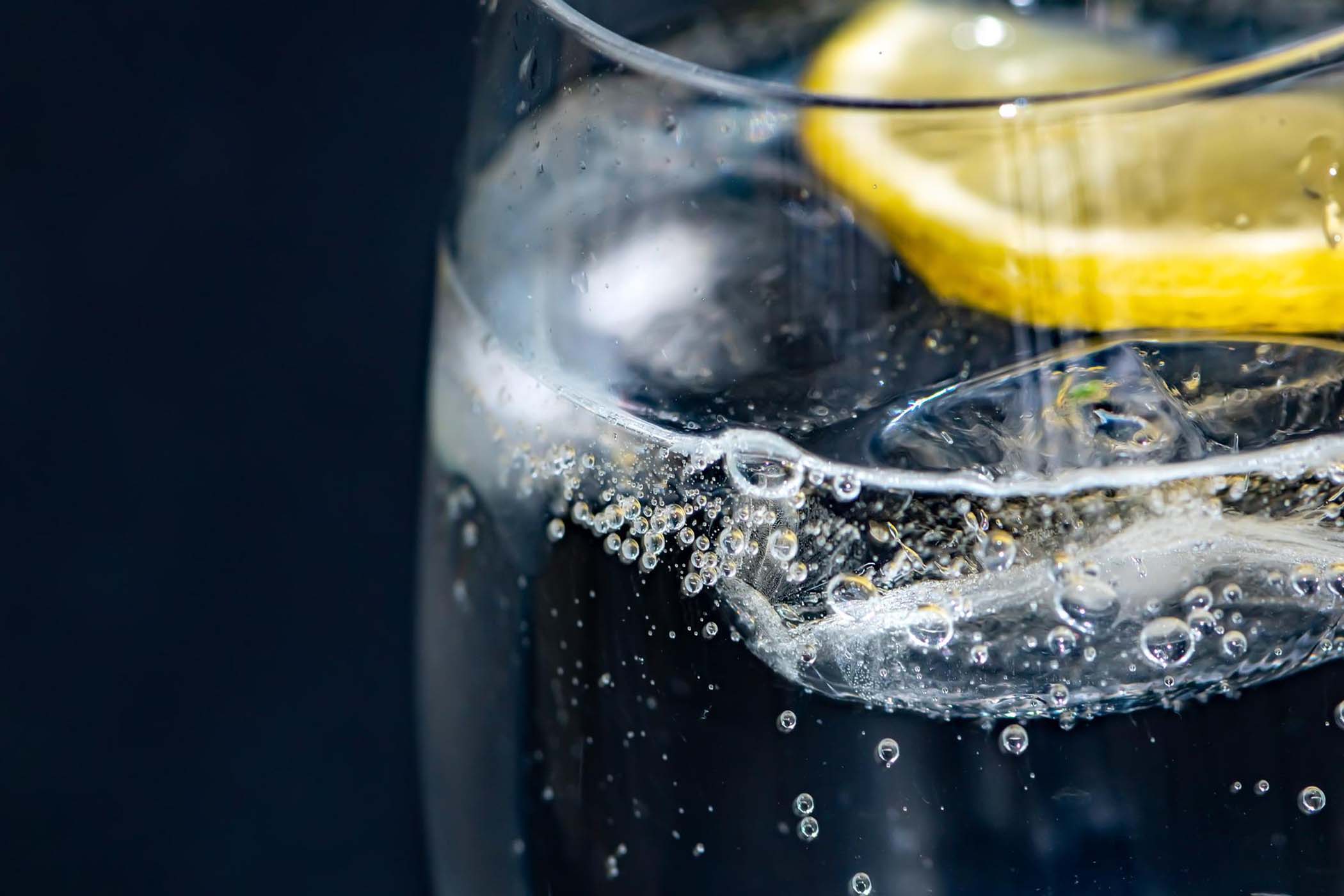 Distillati italiani, brindisi di sapori: la ricetta dello smoke gin tonic
