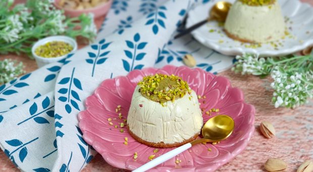 Semifreddo al pistacchio con biscotto, la ricetta senza uova facilissima