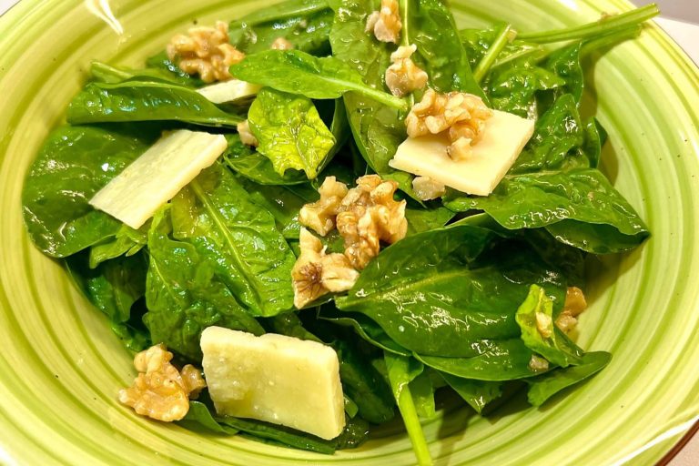 Insalata di spinaci, questa ricetta facile è ideale come contorno!