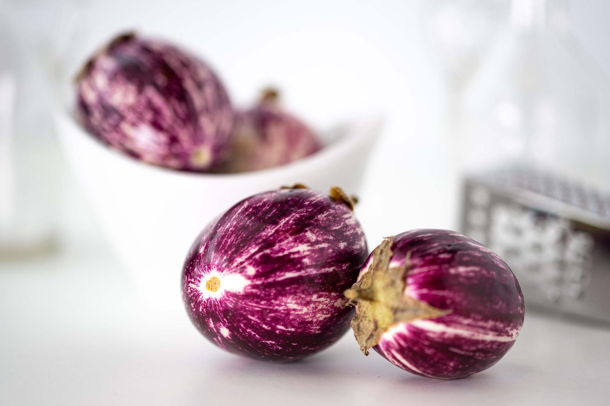 Melanzana regina di fiori: la ricetta dell’insalata di pomodoro, stracciatella e purea di melanzane