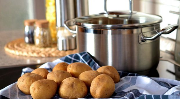 Patate, grana e fantasia: la ricetta del mini gateau di salumi e patate