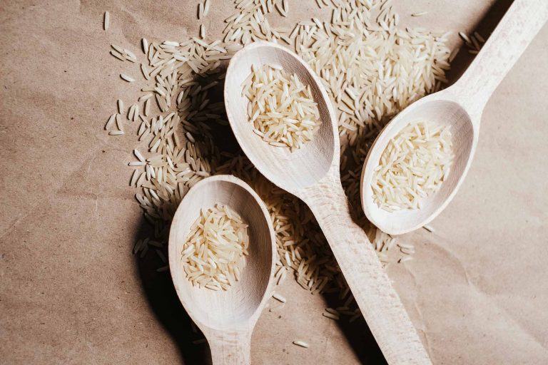 Delizie per celiaci: la ricetta del risotto alla carbonara con uovo di quaglia, asparagi e guanciale di cinta senese