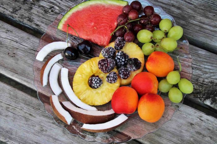 Frutta estiva, cocco, anguria, ananas