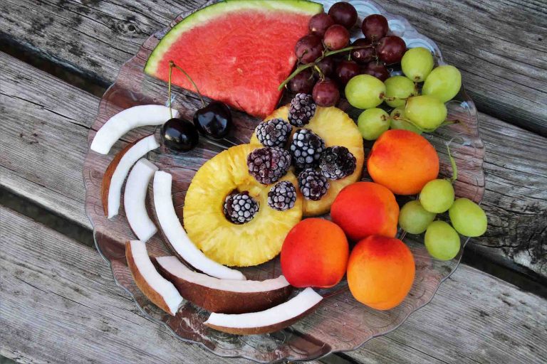 Frutta estiva, cocco, anguria, ananas