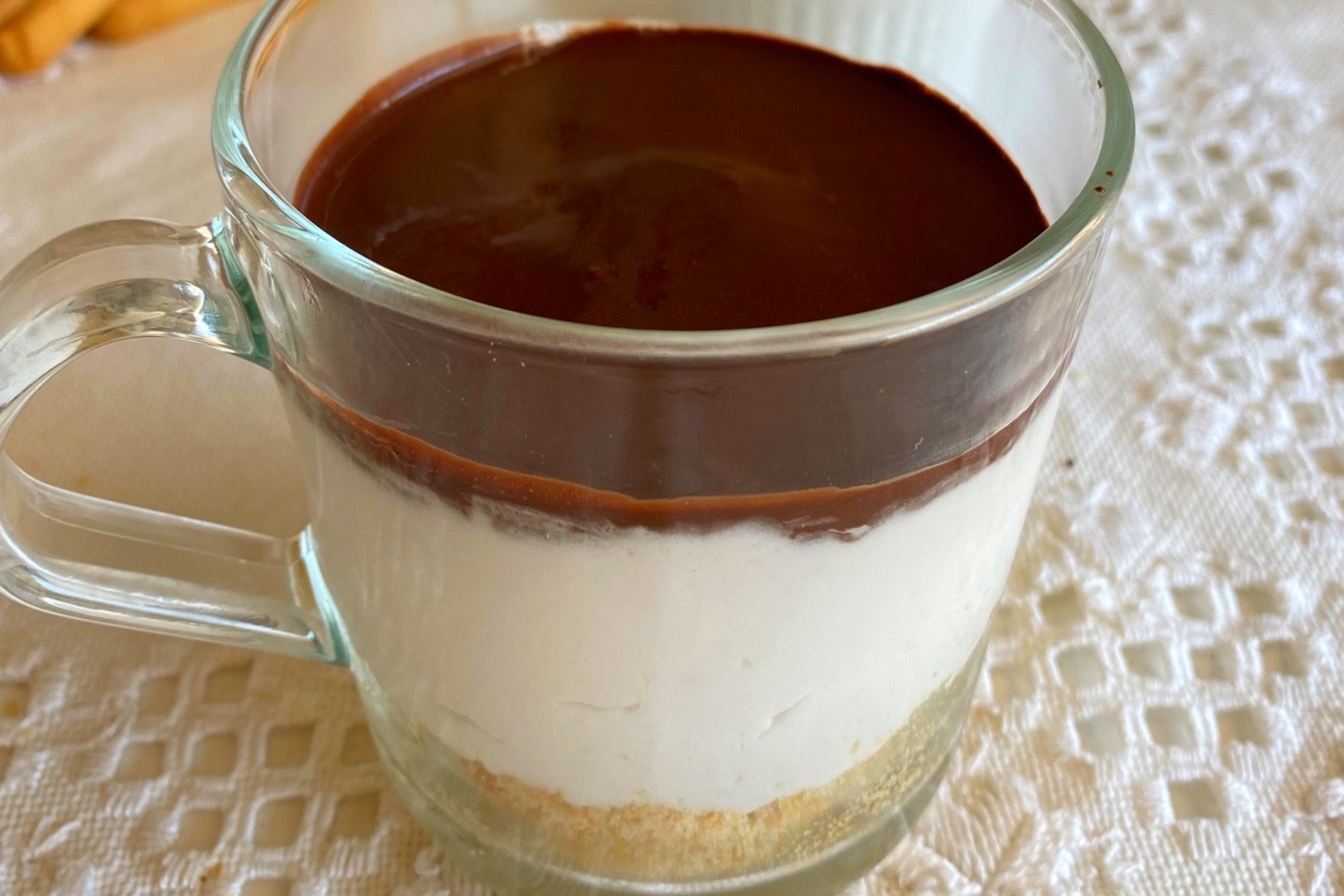 Cheesecake fredda al bicchiere cocco e cioccolato, pronta in 10 minuti