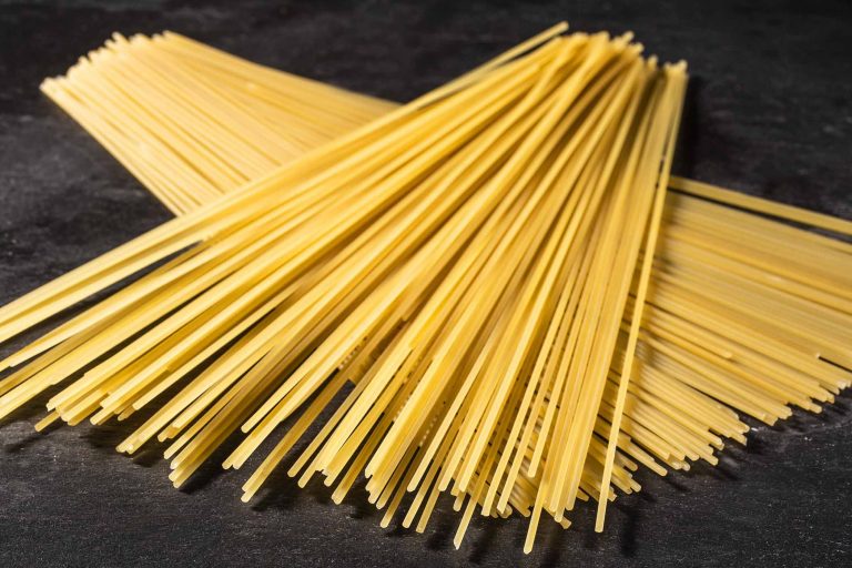 Fantasie di crudo: la ricetta degli spaghetti con tracina e zucchine