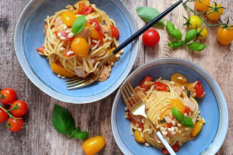 Spaghetti al tonno e pomodorini, la ricetta facile con un tocco in più