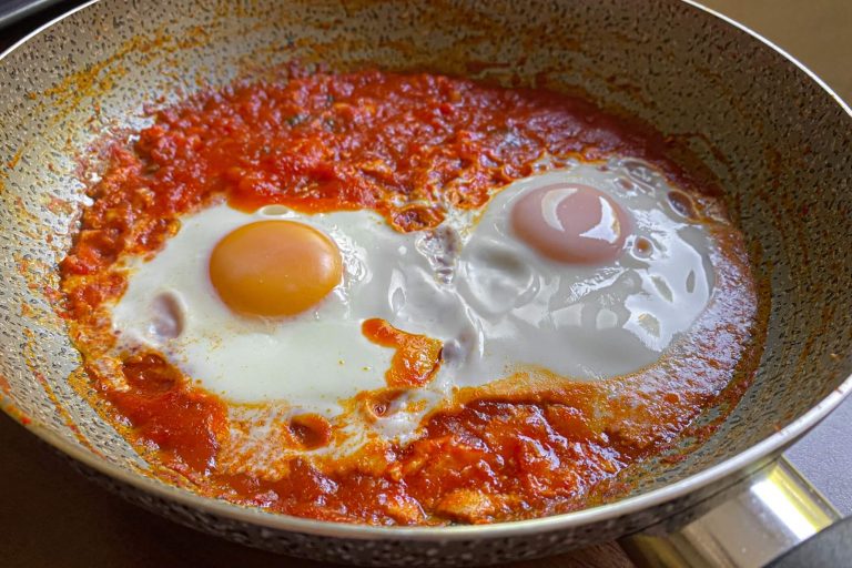 Uova in purgatorio, la ricetta leggera e sana: perfetta per un pasto equilibrato!