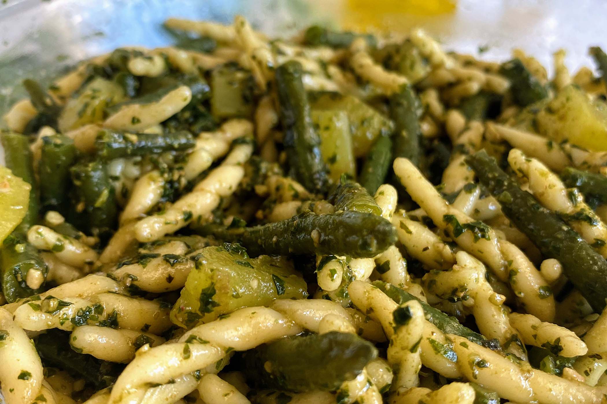 Fagiolini e patate, la ricetta delle trofie al pesto - MoltoFood