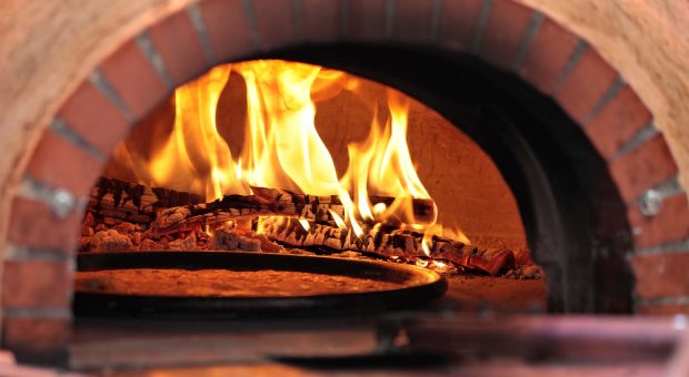 Napoli, la pace tra Russia e Ucraina diventa un presepe pizza