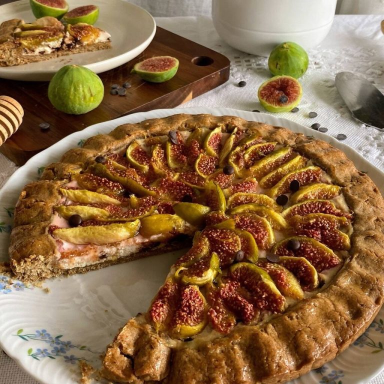 Crostata di ricotta e fichi con gocce di cioccolato  --- (Fonte immagine: https://www.moltofood.it/wp-content/uploads/2022/09/IMG_0404-768x768.jpg)