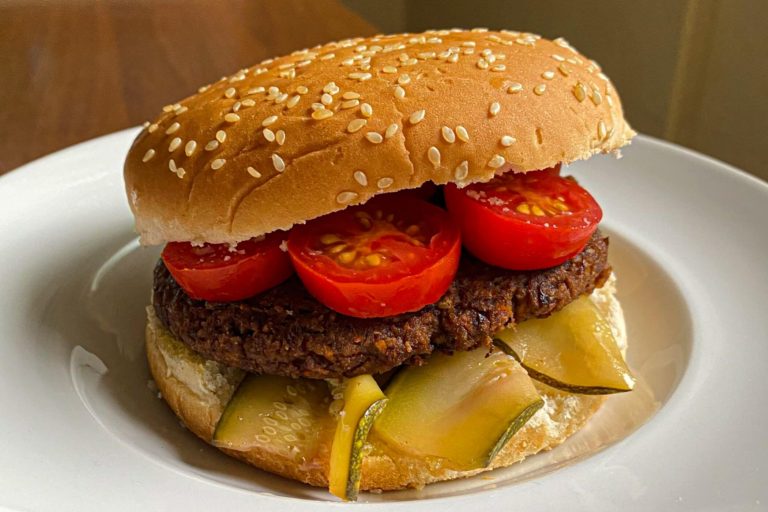 Hamburger di lenticchie, crispy fuori e cremoso dentro: la ricetta vegan