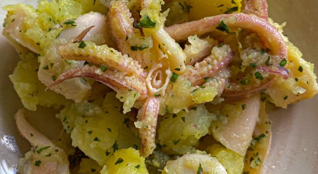 Insalata di patate e calamari al profumo di limone, la ricetta golosa