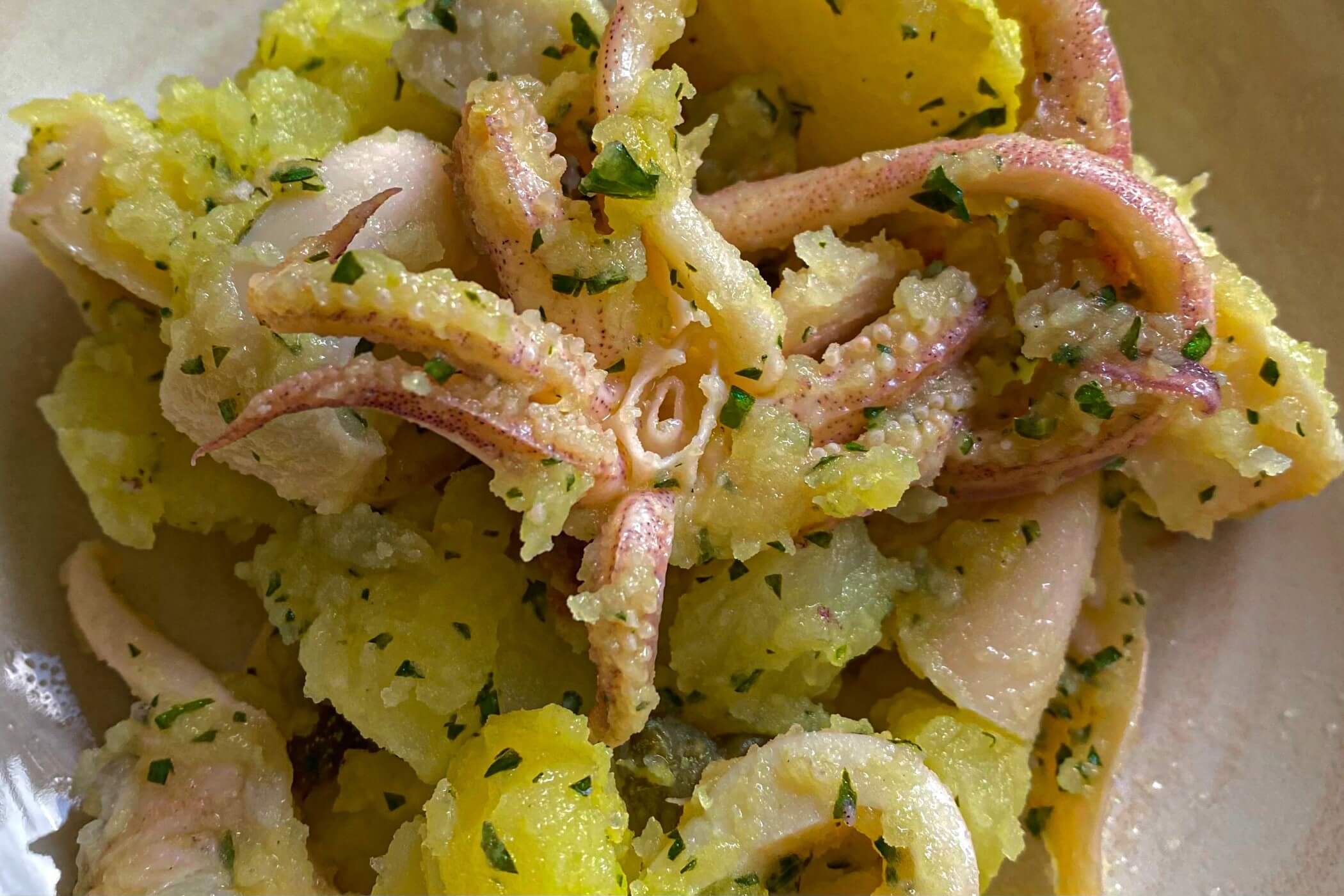 Insalata di patate e calamari, la ricetta golosa MoltoFood