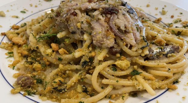 Pasta con le sarde, la ricetta dello spaghettone con granella del Mediterraneo