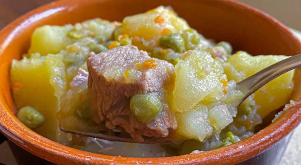 Spezzatino con patate e piselli: la ricetta ideale per i primi freddi autunnali!