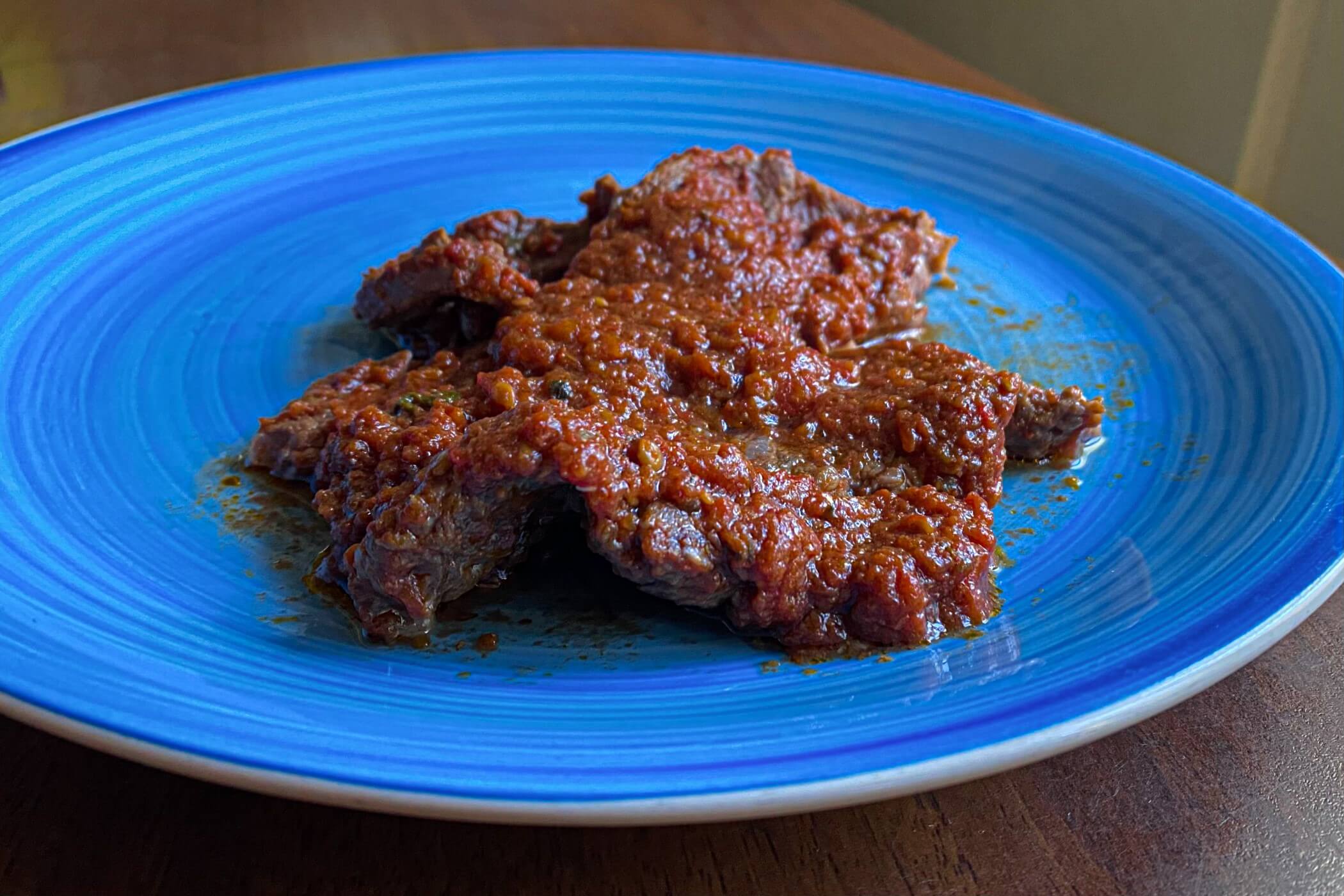 Carne alla pizzaiola, un secondo piatto ricco di gusto che sa di tradizione