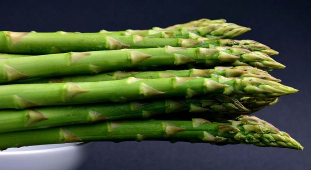 Asparagi, il selvatico a tavola: la ricetta dei gustosi in terracotta