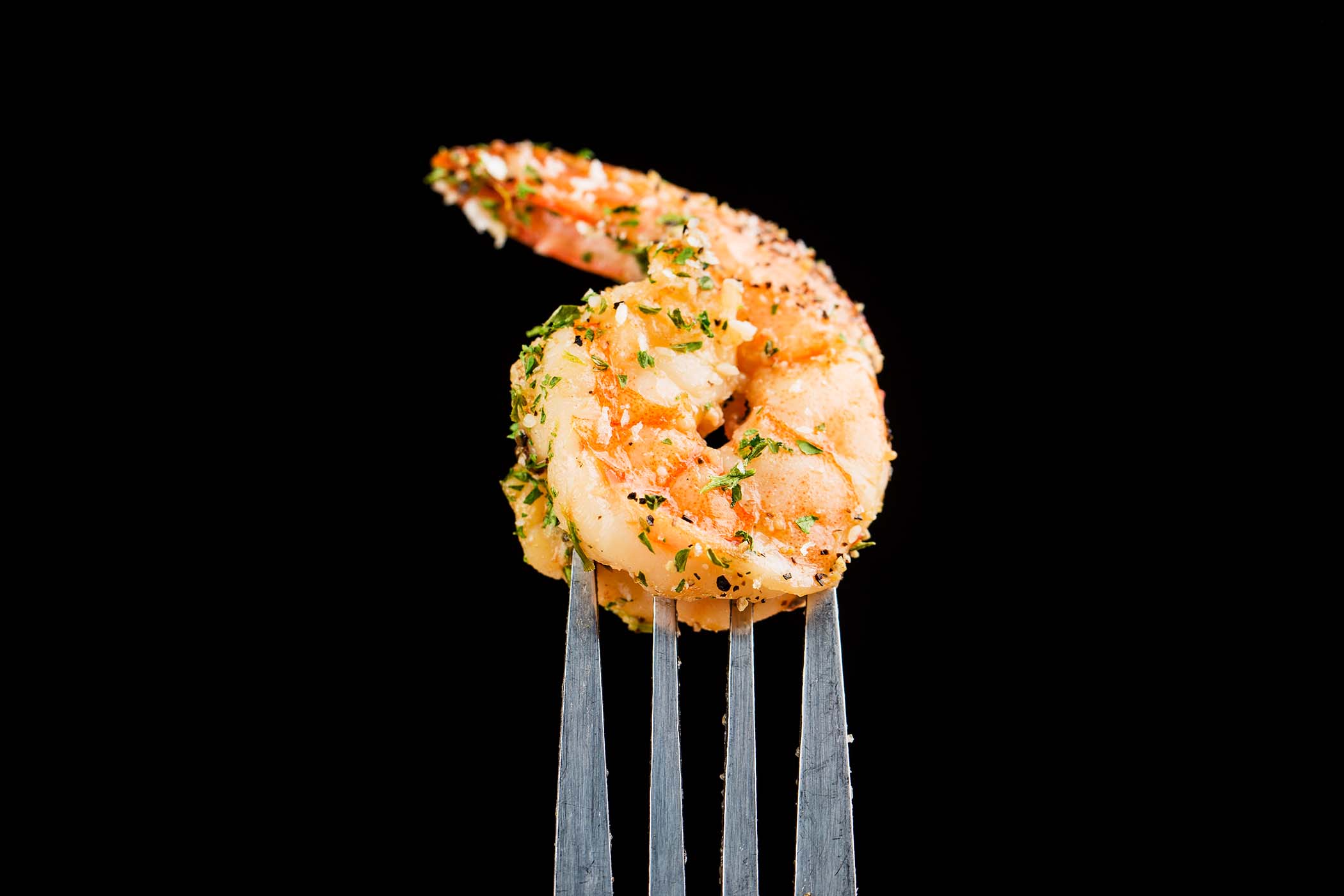 Sapori fusion: la ricetta di gamberi, agrumi, spinaci e amaranto