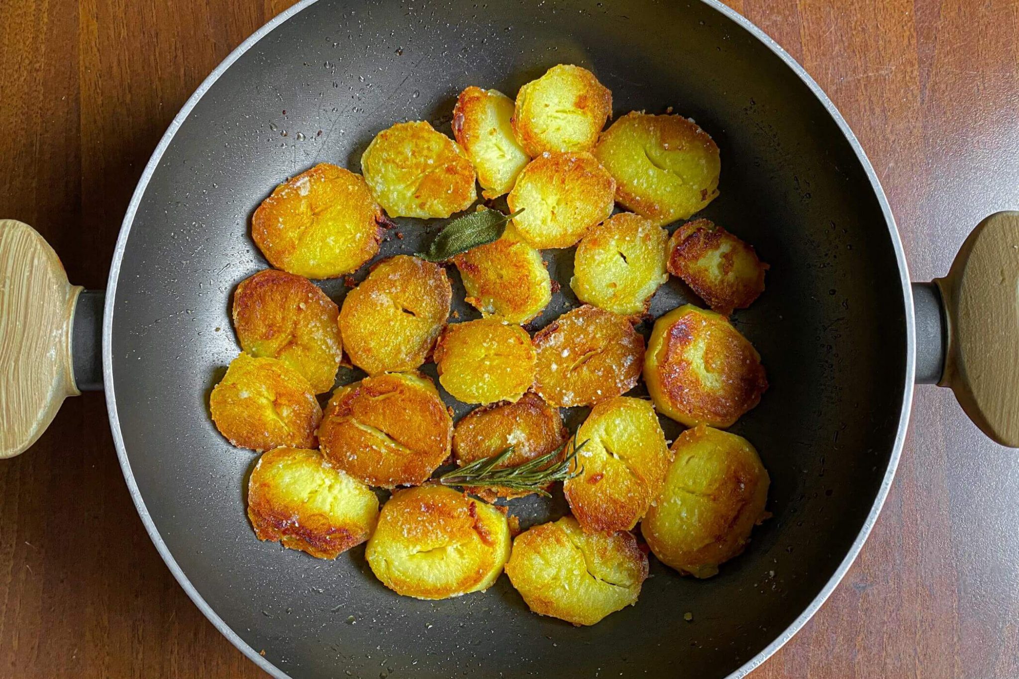 Patate in padella croccanti, la ricetta - MoltoFood