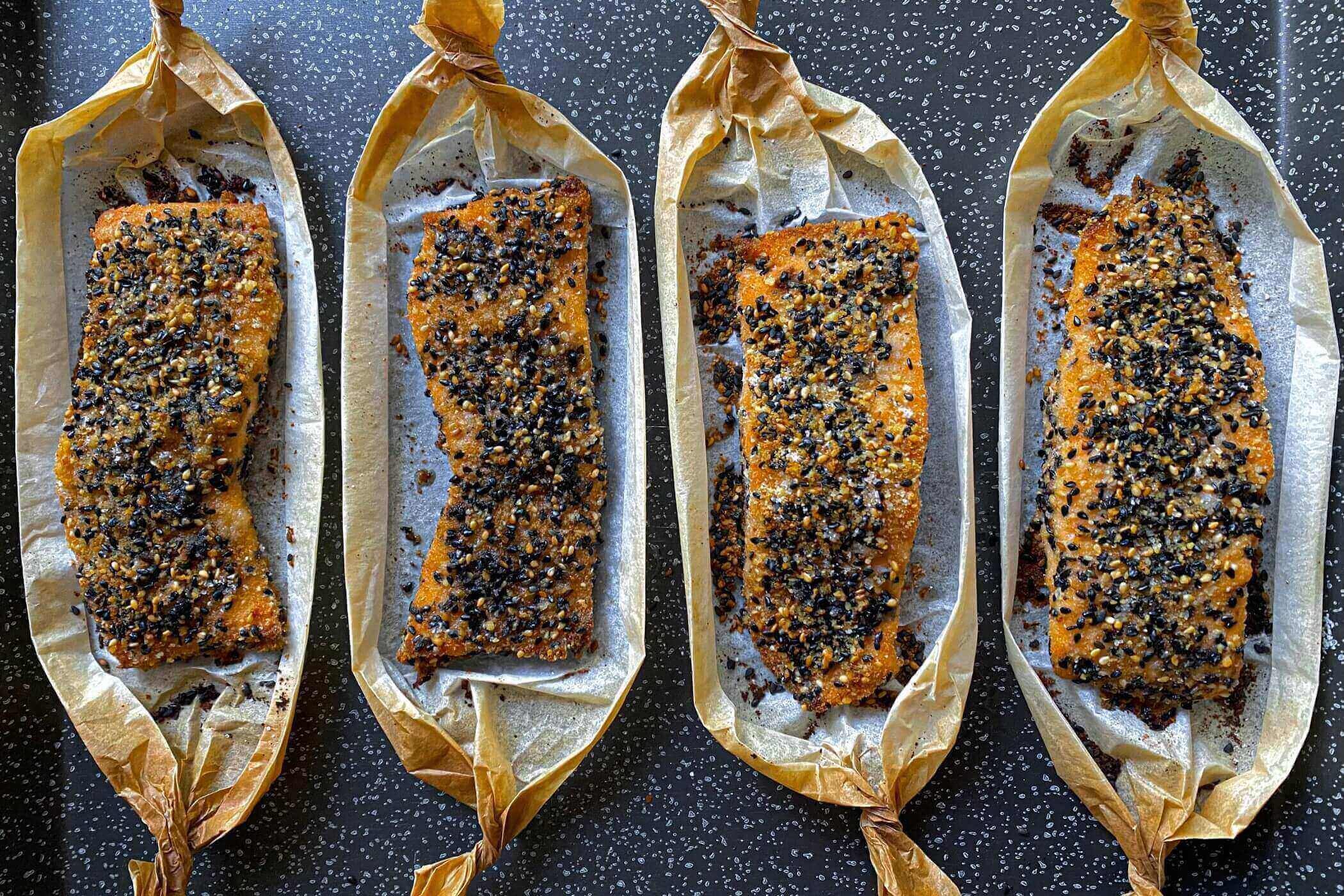 Salmone al forno: la ricetta in crosta, gustosa e aromatica
