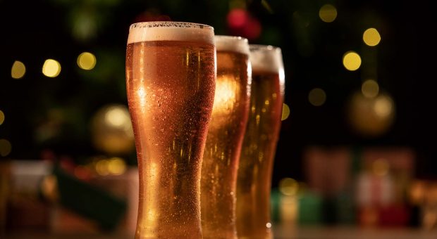 Un boccale che fa Natale: la ricetta della focaccia alla birra con polenta, tartufo e mortadella