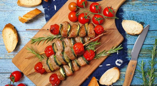 Spiedini di carne con salsiccia e verdure: pronti in un attimo!