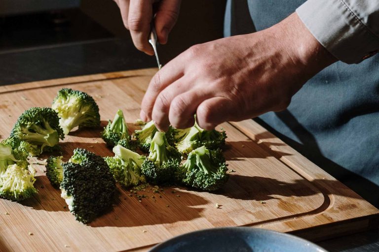 broccoli coltello tagliere