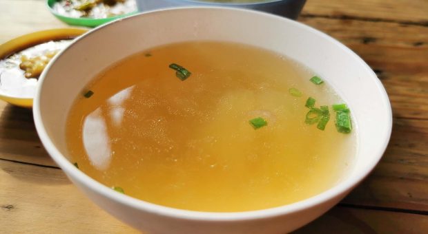 Il piacere &egrave; light, la ricetta del consomm&egrave; ricco con alga