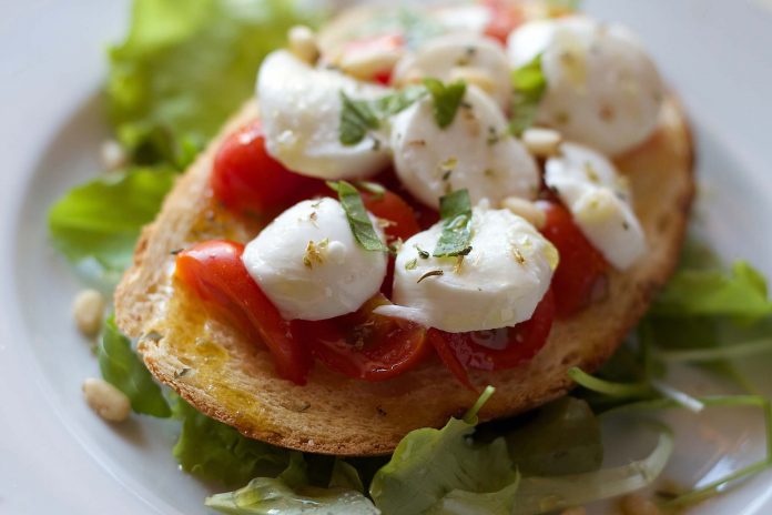 bruschetta mozzarella dieta mediterranea