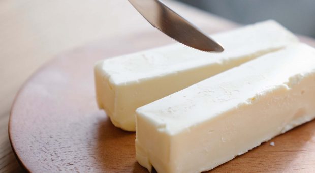 Il riscatto del piacere, la ricetta del pat&eacute; di tonno al burro e peperone sotto raspa