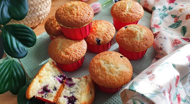 Muffin ai mirtilli, la ricetta senza bilancia per ottenerli sofficissimi