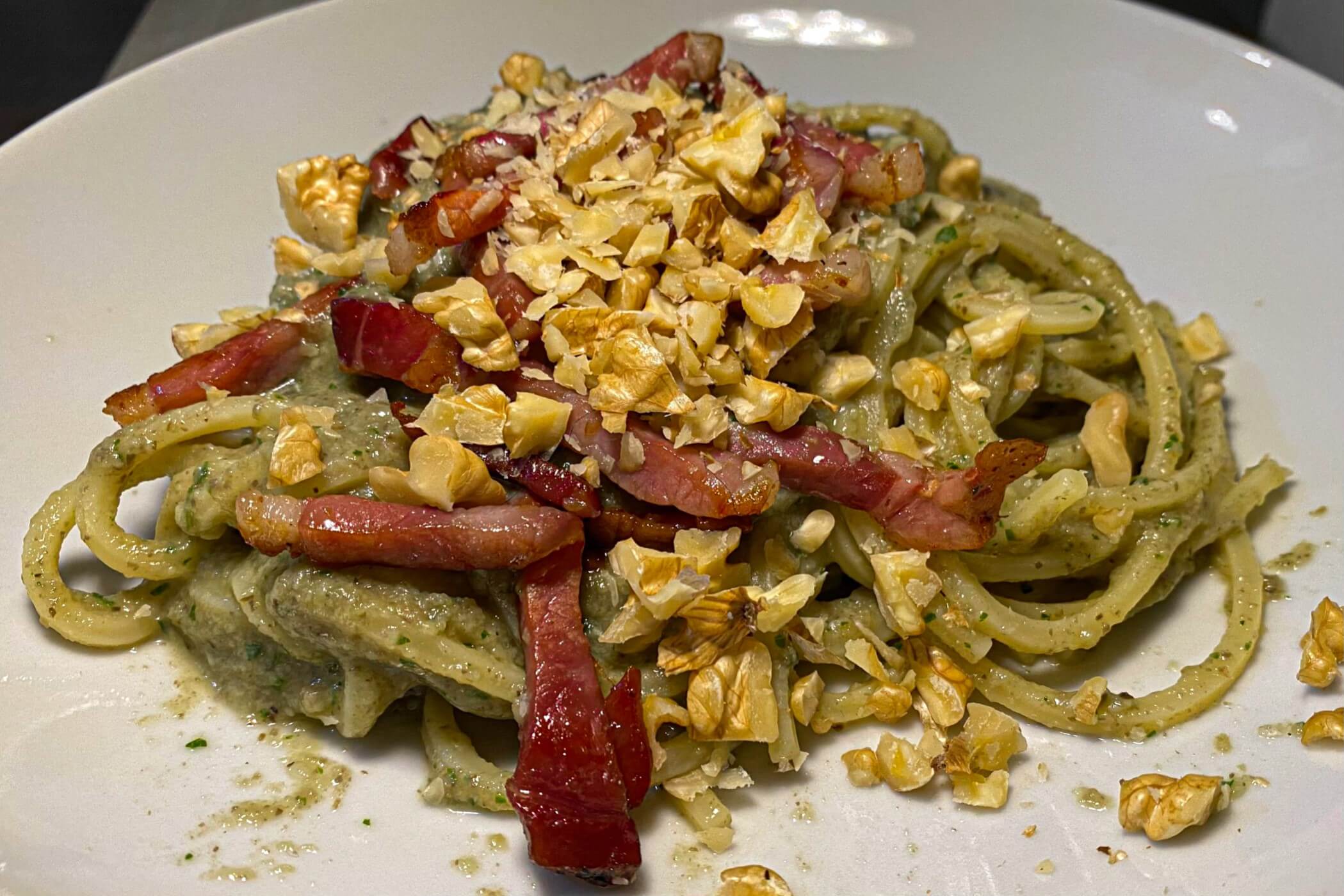 Pasta speck e noci con crema di funghi, la ricetta - MoltoFood